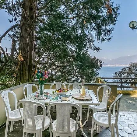 Incanto Sul Lago: Lakefront, Garden & Balconies Villa *