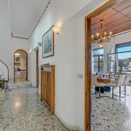 Incanto Sul Lago: Lakefront, Garden & Balconies Villa *