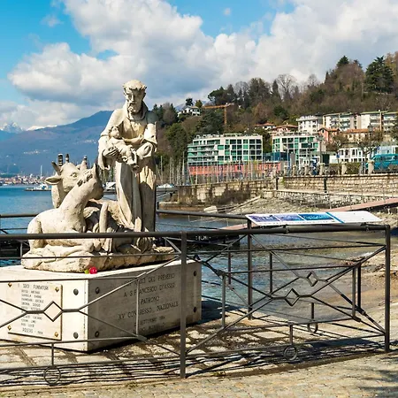 Villa Incanto Sul Lago: Lakefront, Garden & Balconies